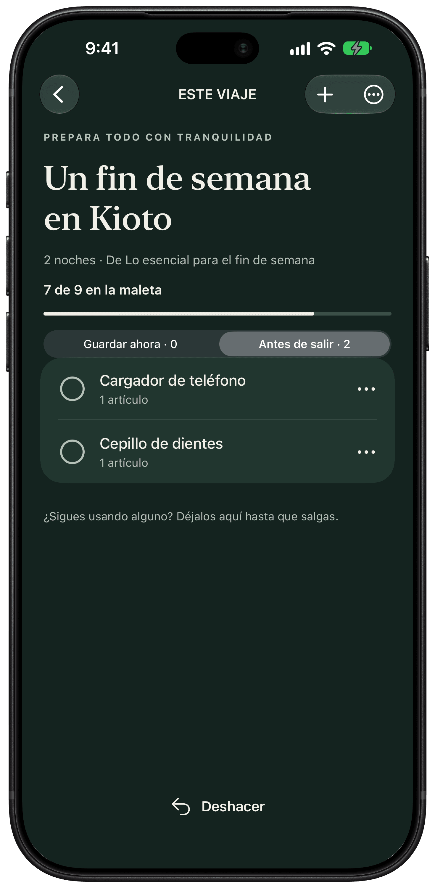 La lista «Antes de salir» separa un cargador y un cepillo de dientes de los artículos que ya están guardados.