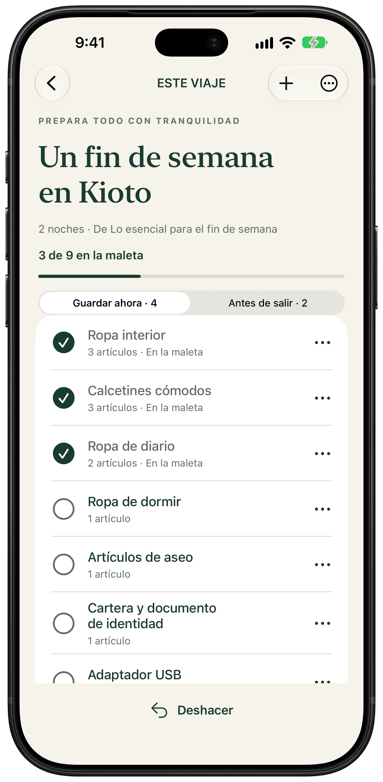 Lista de equipaje de Packmorrow para un fin de semana en Kioto, con artículos, cantidades y marcas de preparado.