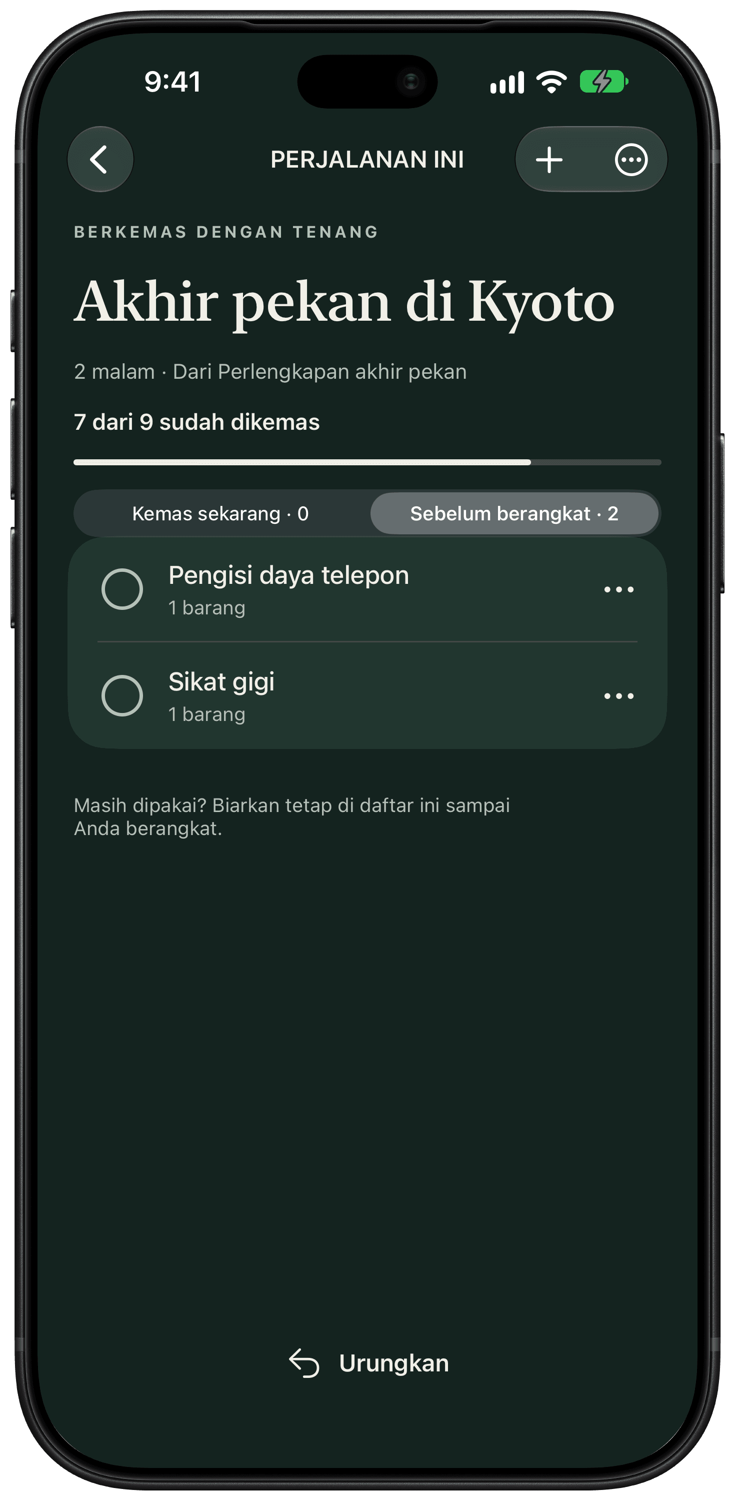 Daftar “Sebelum berangkat” memisahkan pengisi daya dan sikat gigi dari barang yang sudah dikemas.