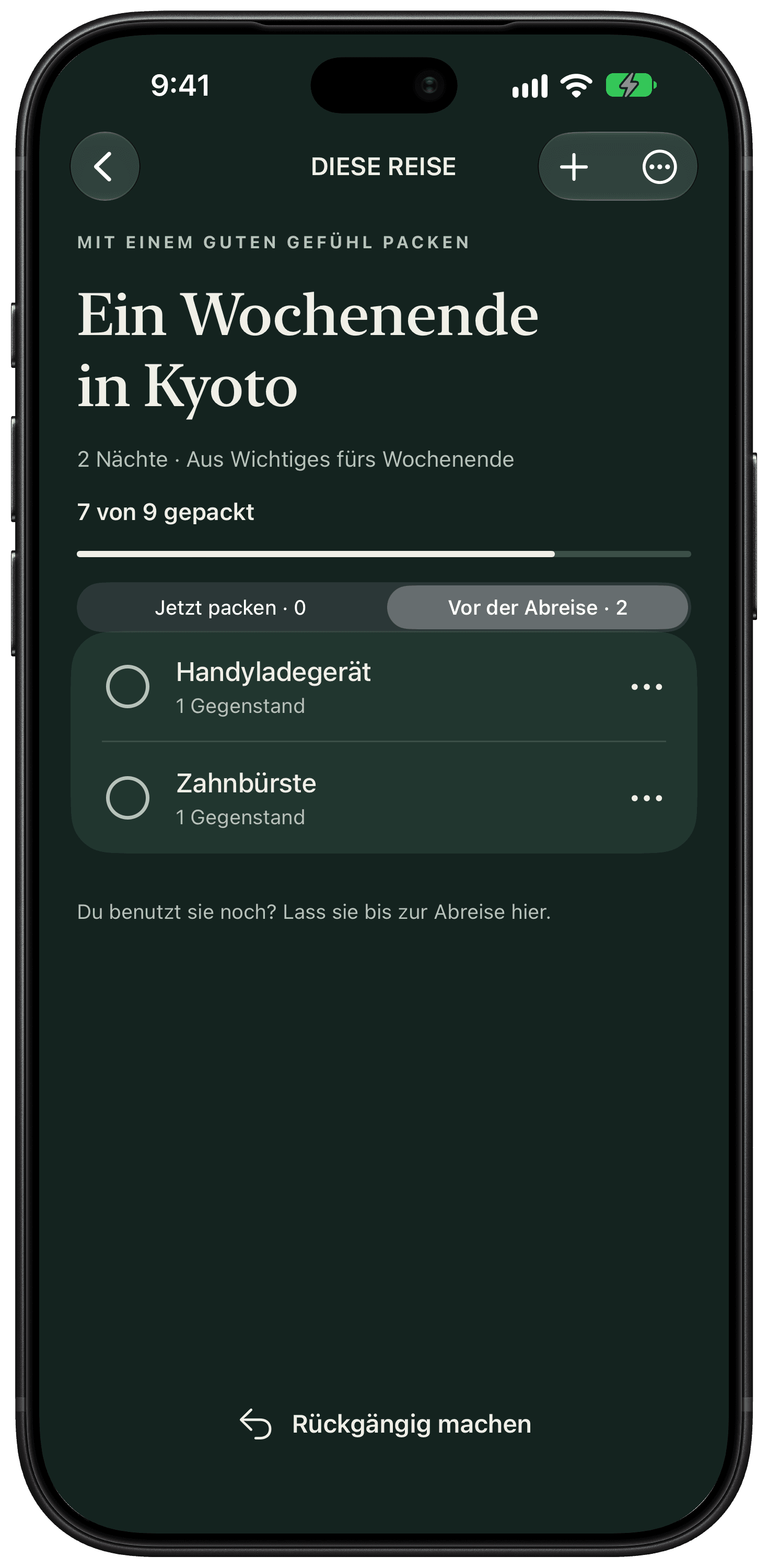 Die Liste „Vor der Abreise“ trennt ein Handyladegerät und eine Zahnbürste von den bereits gepackten Dingen.