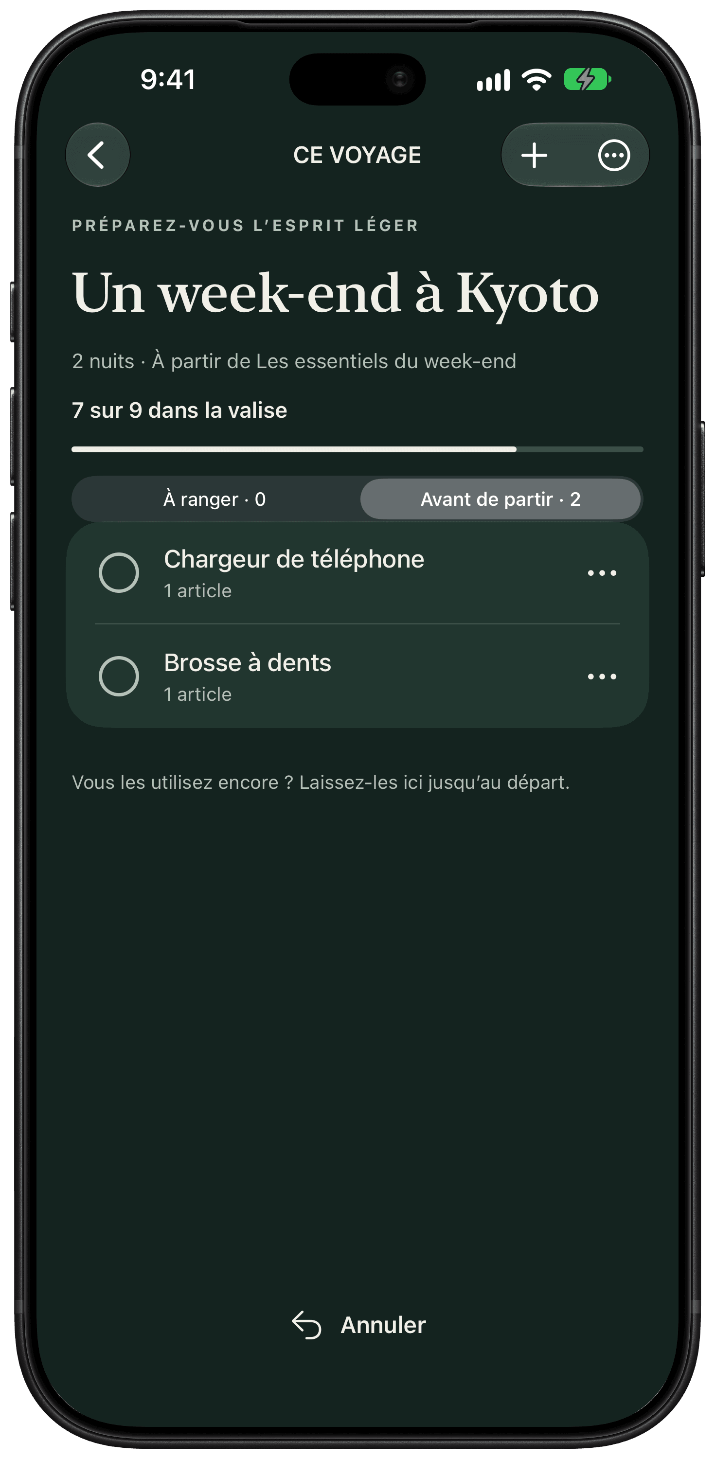 La liste « Avant de partir » sépare un chargeur et une brosse à dents des affaires déjà rangées.
